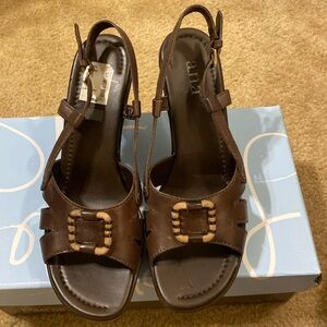 Women’s heels, size 8, color brown